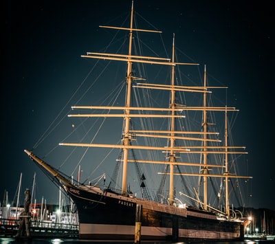 布朗船码头在晚上的时间
